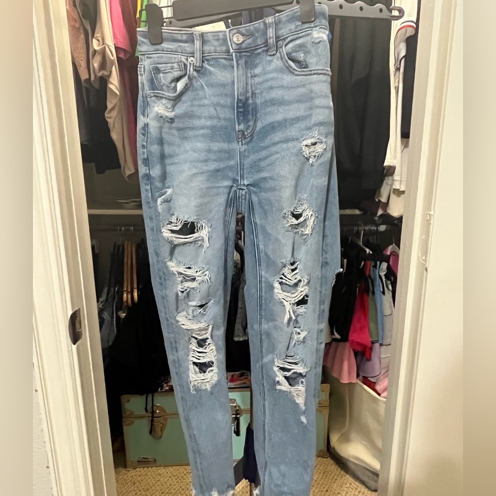 AMERICAN EAGLE SIZE 00 MEDIUM WASH BLUE JEANS RIPPED/DISTRESSED GREAT CONDITION